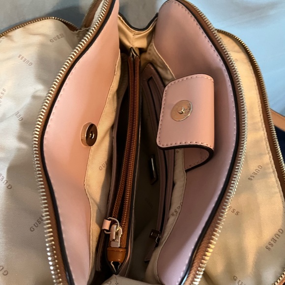 Womens Guess Satchel Purse. Lots of compartments. NWOT - Picture 6 of 7